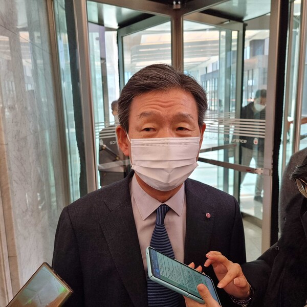 황현식 LG유플러스 사장이 기자들의 질문을 받고 있다