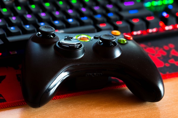 마이크로소프트는 게임 사업의 무게 중심을 X박스 콘솔 하드웨어에서 클라우드 게임 서비스로 옮기고 있다. [사진: 셔터스톡]