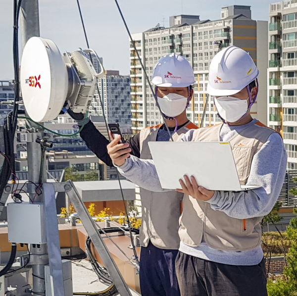 SK텔레콤 엔지니어들이 5G 무선 프론트홀 장비를 구축하고 있다 [사진 : SK텔레콤]