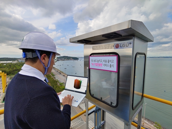 LG유플러스 관계자가 충남 당진에 위치한 GS EPS 공장에서 5G 기업전용망 서비스를 통한 레벨센서 함체를 점검하고 있다 [사진 : LG유플러스]