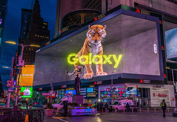 삼성 갤럭시 언팩 2022를 앞두고 미국 뉴욕 타임스스퀘어(Times Square)에서 진행 중인 3D 옥외광고 모습 [사진 : 삼성전자]