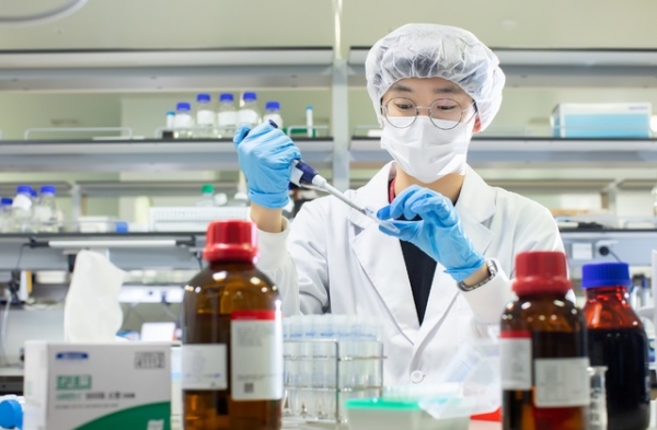 SK바이오사이언스 연구원이 백신 개발을 위해 실험을 진행하고 있는 모습. [사진: SK바이오사이언스]