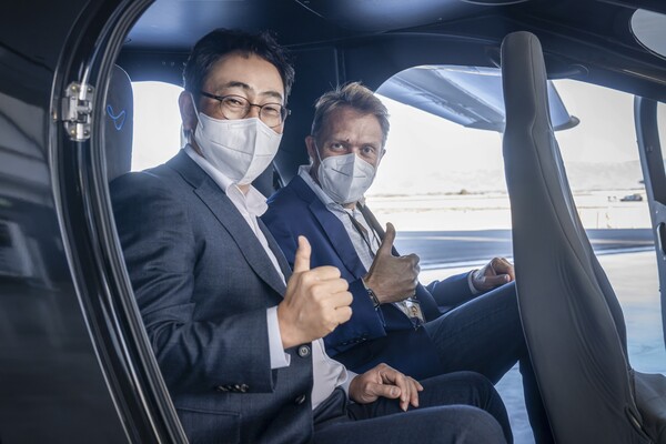 지난달 미국 캘리포니아주 마리나에 위치한 조비 에비에이션 생산시설에서 유영상 SKT CEO(왼쪽)와 조벤 비버트 조비 에비에이션 CEO(오른쪽)가 UAM 기체에 탑승한 모습 [사진 : SK텔레콤]