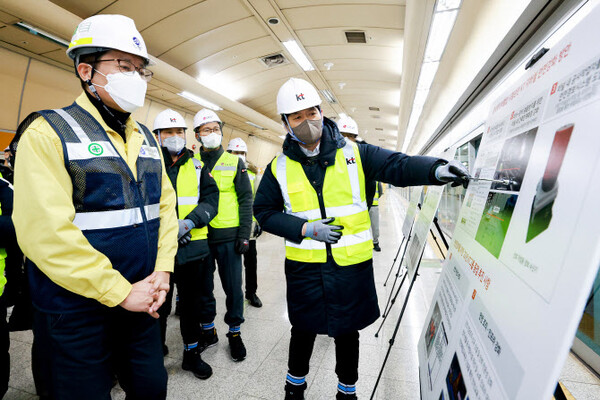 KT 관계자가 5G 28GHz 장비 구축 현황 및 계획을 조경식 제2차관에게 설명하고 있다 [사진 : 과기정통부]