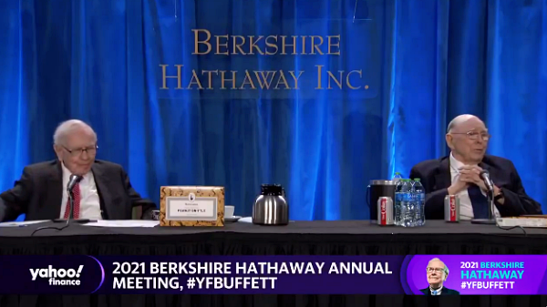 Warren Buffett (à esquerda) e Charles Munger (à direita) na reunião de acionistas da Berkshire Hathaway [사진: 야후 파이낸스]