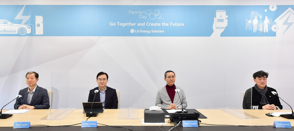 2022 파트너스 데이 행사에 참석한 권영수 LG에너지솔루션 부회장(오른쪽에서 두번째) [사진: LG에너지솔루션]