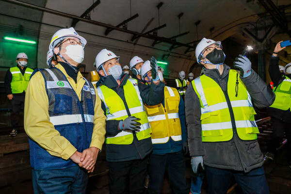 조경식 과기정통부 제2차관이 터널 내 설치된 5G 28㎓ 장비의 설명을 듣고 있다 [사진 : 과기정통부]