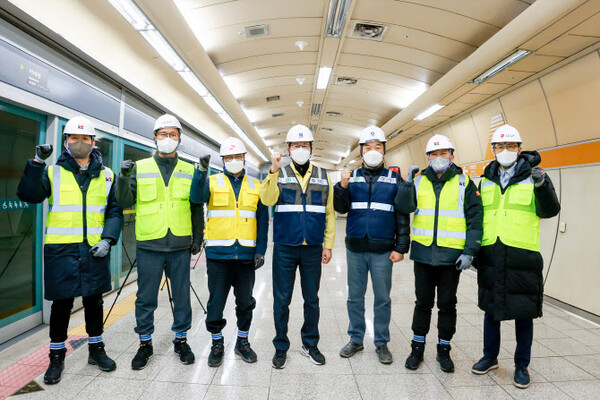 김동윤 KT 팀장, 이형민 LG유플러스 수도권 인프라담당, 허근만 SK텔레콤 ICT 인프라센터 수도권 인프라담당, 조경식 과학기술정보통신부 2차관, 김동하 서울교통공사 팀장, 김영인 KT 네트워크전략본부장, 김승일 삼성전자 네트워크한국영업그룹장이 기념사진을 촬영하고 있다 [사진 : 과기정통부]