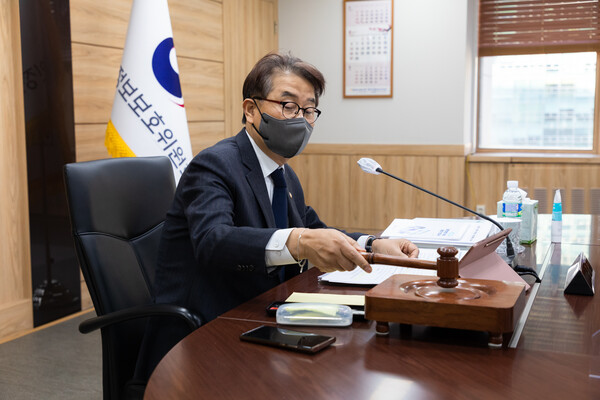 윤종인 개인정보보호위원회 위원장이 2월 23일 오전 서울 종로구 정부서울청사에서 개최된 제4회 개인정보보호위원회 전체회의에서 의사봉을 두드리고 있다 [사진 : 개인정보위]