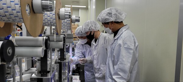 젠바디의 자가진단키트 생산 조립라인을 점검하는 삼성전자와 젠바디 직원 [사진: 삼성전자]