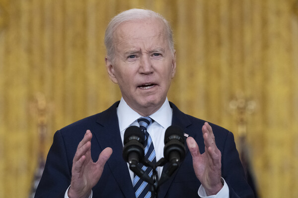 러시아의 우크라 침공에 대해 포괄적 제재안을 밝히는 바이든 대통령 [사진: AP=연합뉴스]