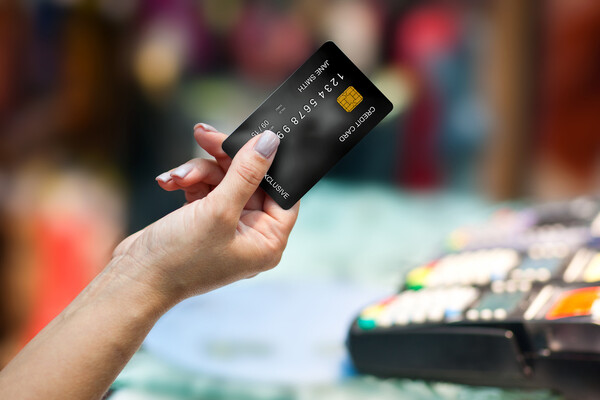 온라인 구매 활성화로 한국인의 카드 해외 사용 금액이 늘었다 [사진: 셔터스톡]