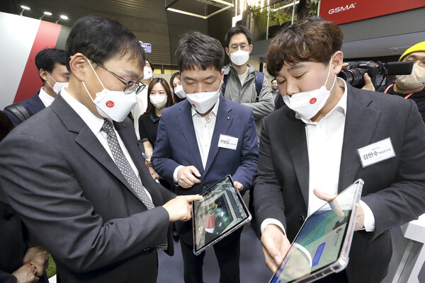 KT 구현모 대표가 메타버스 기반의 3D 디지털 트윈 제작 서비스를 시연하고 있다 [사진 : KT]