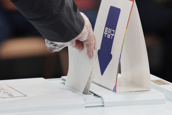 제20대 대통령 선거 투표일인 9일 오후 서울 광진구 한 안경점에 마련된 화양동 제5투표소를 찾은 시민이 투표를 하고 있다. [사진: 연합뉴스]