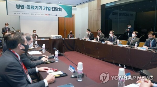 박진규 산업통상자원부 1차관(오른쪽 세 번째)이 10일 서울 삼성동 코엑스에서 열린 병원·의료기기 기업 간담회에서 발언하고 있다. [사진: 연합뉴스]