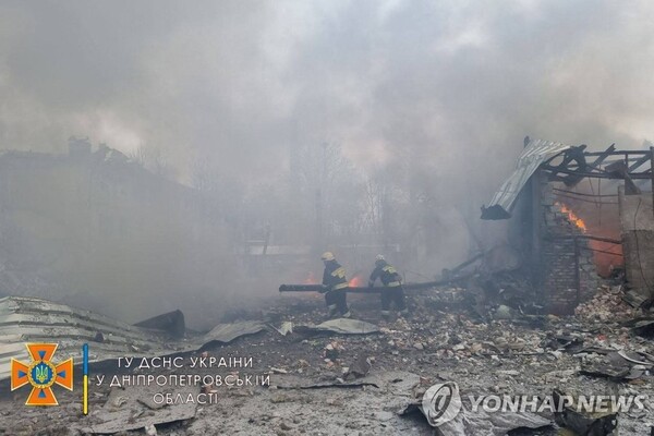 지난 11일 러시아군 공습에 폐허로 변한 우크라이나 드니프로 건물 [사진 : 연합뉴스]