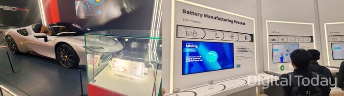 SK온 부스 정면에 전시된 페라리 SF90(왼쪽)과 전시장 내부의 SK온 배터리 생산과정(오른쪽) [사진: 디지털투데이]