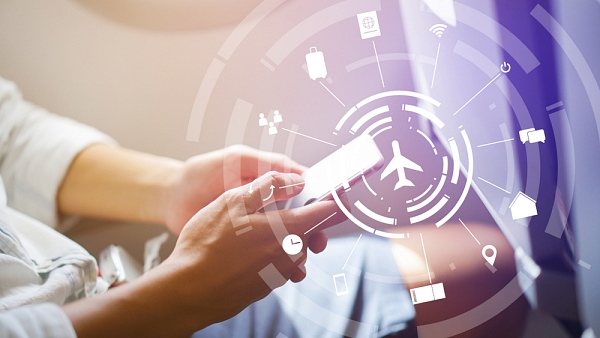 스타링크가 기내 인터넷 서비스 시장 진출을 준비 중이다 [사진: 셔터스톡]