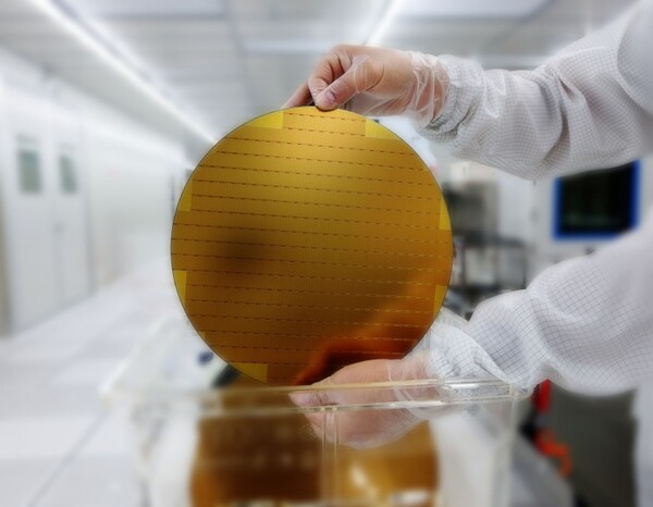 반도체 생산에 사용하는 실리콘 웨이퍼 [사진: 셔터스톡]