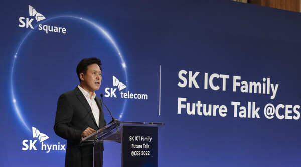 박정호 SK스퀘어 부회장이 CES 2022가 열린 미국 라스베이거스에서 기자 간담회를 갖고 ‘SK ICT 연합’의 비전을 발표하고 있다 [사진 : SK텔레콤]