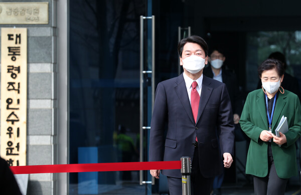 안철수 대통령직인수위원장과 신용현 대변인이 25일 서울 통의동 금융감독원 연수원 인수위 사무실 앞에 마련된 천막기자실로 향하고 있다. ]