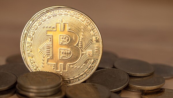 러시아는 원유 및 가스 수출 대금으로 비트코인을 수용하는 것을 고려하고 있다. [사진: 셔터스톡]