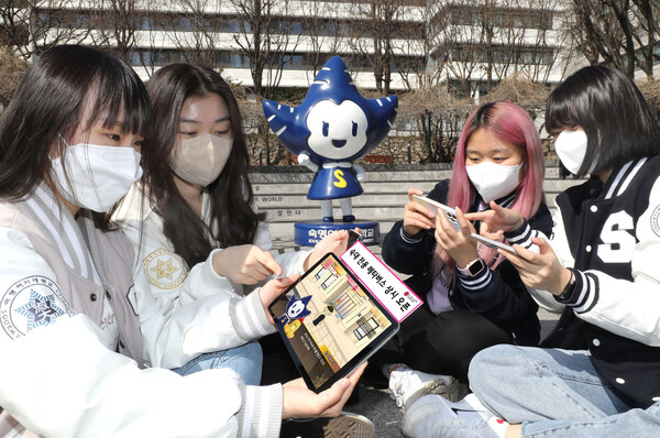 스노우버스에서 숙명여대 학생들이 캠퍼스 투어를 체험하고 있는 모습 [사진 : LG유플러스]