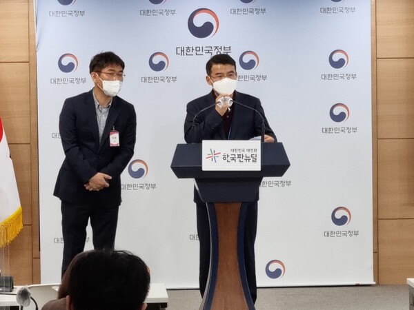 김정삼 과기정통부 정보보호네트워크정책관이 기자들의 질문에 답하고 있다 [사진 : 백연식 기자]