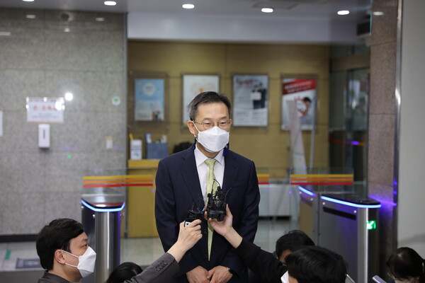 이종호 과기정통부 장관 후보자가 인사청문 준비 집무실(광화문우체국)에 첫 출근해 기자들의 질문을 받고 있다 [사진 : 과기정통부]