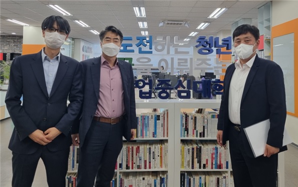 김영신 서울지방중소벤처기업청장(오른쪽), 전상경 한양대 창업지원단장, 박정규 클루 대표(왼쪽)가 20일 한양대학교 서울캠퍼스에서 간담회를 마치고 기념촬영을 하고 있다.