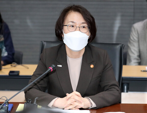 임혜숙 과학기술정보통신부 장관이 지난 2월 서울 중구 포스트타워에서 열린 과기정통부-통신3사 CEO 간담회에서 발언하고 있다 [사진 : 연합뉴스]