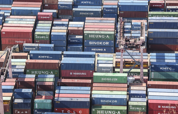지난달 부산항 신선대부두에 적재된 컨테이너 [사진: 연합뉴스]