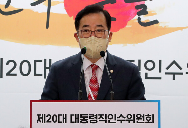 박성중 제20대 대통령직인수위원회 과학기술교육분과 간사가 26일 서울 종로구 통의동 인수위 공동기자회견장에서 브리핑을 하고 있다 [사진 : 연합뉴스]