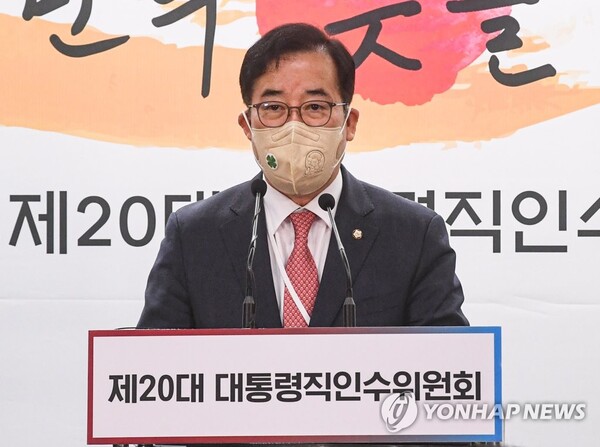 박성중 제20대 대통령직인수위원회 과학기술교육분과 간사가 28일 서울 종로구 통의동 인수위 기자회견장에서 '미디어의 공정성·공공성 확립과 국민 신뢰 회복을 위한 정책방향' 관련브리핑을 하고 있다 [사진 : 연합뉴스]