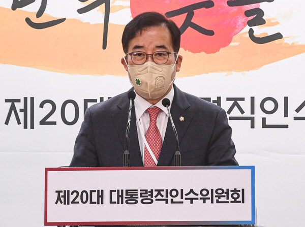박성중 제20대 대통령직인수위원회 과학기술교육분과 간사가 28일 서울 종로구 통의동 인수위 기자회견장에서 '미디어의 공정성·공공성 확립과 국민 신뢰 회복을 위한 정책방향' 관련 브리핑을 하고 있다. [사진: 연합뉴스]