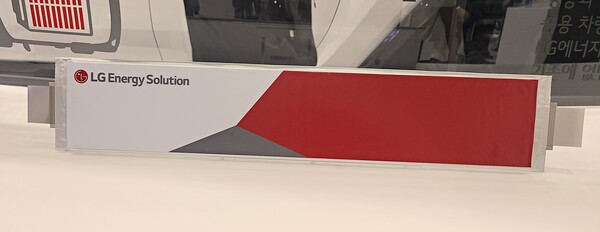 인터배터리 2022에 전시된 LG에너지솔루션 파우치형 롱셀 배터리 [사진: 디지털투데이]