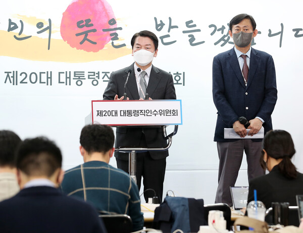 안철수 대통령직인수위원회 위원장과 고진 디지털플랫폼TF 팀장이 2일 오후 서울 종로구 통의동 인수위원회에서 '디지털 플랫폼 정부로 달라지는 대한민국'에 대한 브리핑을 마친 뒤 취재진의 질문에 답하고 있다 [사진 : 연합뉴스]