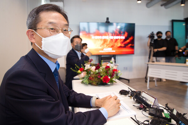 이종호 과학기술정보통신부 장관이 지난 24일 오후 서울 강남구 퓨리오사AI에서 열린 간담회에 참석해 인사말을 하고 있다 [사진 : 과기정통부]