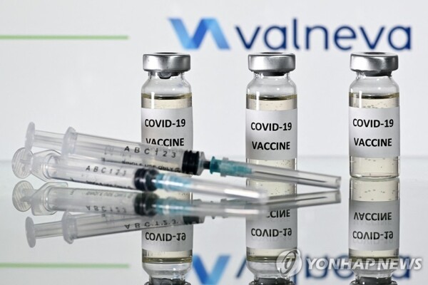 프랑스 제약사 발네바 로고와 함께 코로나19 백신이라고 쓰인 병이 보이는 사진. [사진: 연합뉴스]