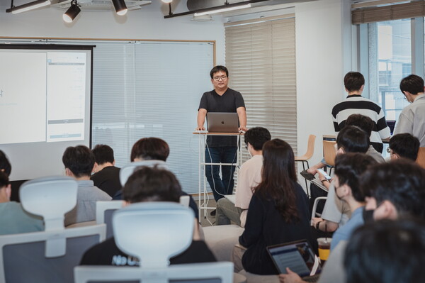 박준태 정육각 최고기술책임자(CTO)가 개발자 컨퍼런스 ‘JYG Undefined 2022 Summer’에서 키노트 스피치를 진행하고 있다[사진: 정육각]