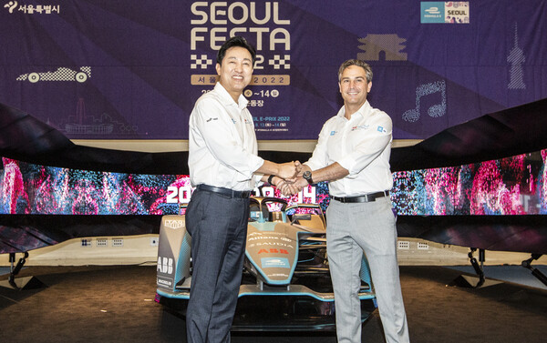간담회서 기념사진을 촬영한 오세훈 서울시장(왼쪽)과 제이미 리글 포뮬러E CEO(오른쪽) [사진: 포뮬러E 코리아]