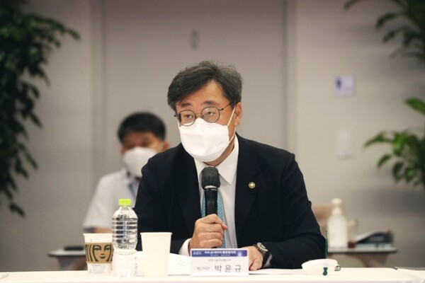 박윤규 과학기술정보통신부 제2차관이 12일 서울 강남구 인피닉 AI연구소에서 열린 '제3회 인공지능(AI) 데이터 활용협의회'에 참석해 인사말을 하고 있다 [사진  : 과학기술정보통신부]