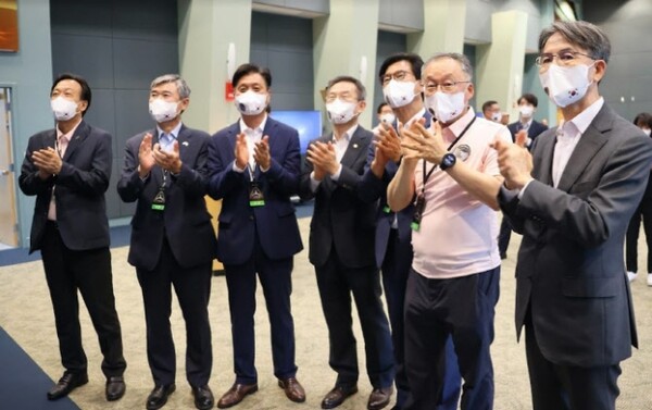 이종호 과학기술정보통신부 장관(왼쪽에서 네 번째)이 참관단과 함께 박수를 치고 있다 [사진: 과학기술정보통신부]