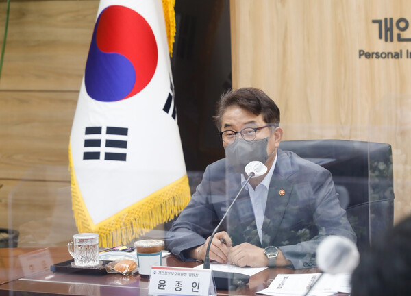 윤종인 개인정보보호위원회 위원장이 8월 18일 오전 정부서울청사에서 개최된 출입기자단 간담회에서 참석자들에게 출범 2주년을 맞아 그간의 정책성과를 공유하고 향후 주요정책 추진방향을 설명하고 있다 [사진 : 개인정보위]