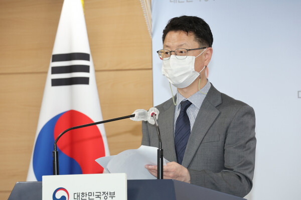 홍진배 과기정통부 네트워크정책실장이 17일 정부서울청사 브리핑실에서 관계부처와 합동으로 '디지털 기반 국민안전 강화방안'을 발표하고 있다. [사진: 연합뉴스]