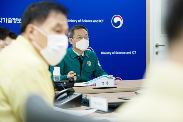 이종호 과학기술정보통신부 장관이 5일 세종특별자치시 세종파이낸스센터 과기정통부 재난안전상황실에서 제11호 태풍 '힌남노' 북상에 대비한 통신, 방송, 우정서비스 분야 대처상황에 대한 점검을 하고 있다 [사진 : 과기정통부]