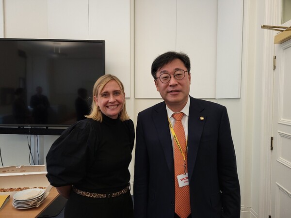 박윤규 과기정통부 제2차관(오른쪽에서 2번째)이 영국 디지털문화미디어체육부(DCMS) 사라 힐리(Sarah Healey)  사무차관(왼쪽에서 2번째)과 한-영 디지털파트너십에 대하여 논의 후 기념 촬영을 하고 있다 [사진 : 과기정통부]