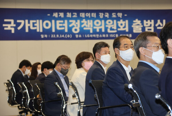 한덕수 국무총리가 14일 서울 강서구 마곡동 LG사이언스파크에서 개최된 국가데이터정책위원회 출범식에 참석하고 있다 [사진 :연합뉴스]
