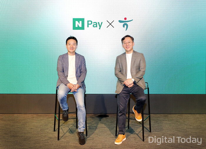 박성호 하나은행장(오른쪽)과 박상진 네이버파이낸셜 대표가 23일 서울 을지로 하나은행 본점에서 혁신적 금융서비스 제공을 위한 업무협약을 체결한 후 기념촬영하고 있다. [사진: 하나은행]