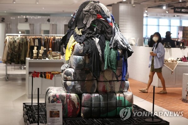 서울 서대문구 현대백화점 유플렉스 신촌점에 문을 연 중고품 전문관 '세컨드 부티크'[사진: 연합뉴스]